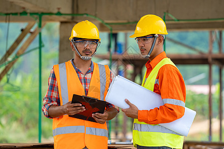 建筑工地上充满自信的建筑工人的肖像图片