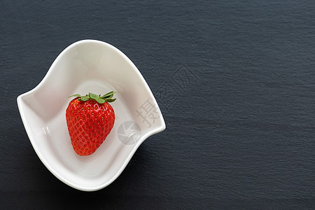 草莓在黑板桌上叶子食物乡村厨房水果营养浆果石头石板木板图片