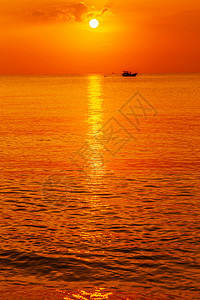 奇妙的日落美丽美丽的地方海洋海岸航行晴天渔夫金子支撑渔船天空地平线图片