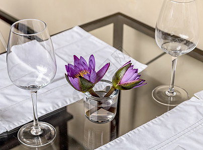鲜花和叶子器皿酒精宴会桌布饮料酒杯花瓣植物群用餐玻璃图片