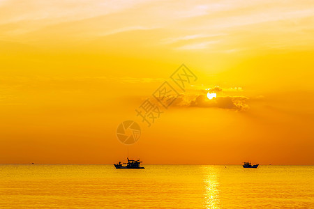 色彩多彩的海洋黄金日出日落天气天空金子风景阳光旅行天堂地平线自由图片