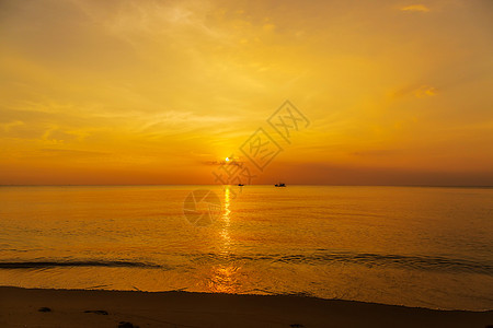 海在日落的云中 清晨的天空假期热带海岸阳光海浪橙子地平线风景金子海洋图片