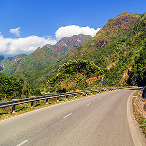 山地山谷道路风平蓝天图片