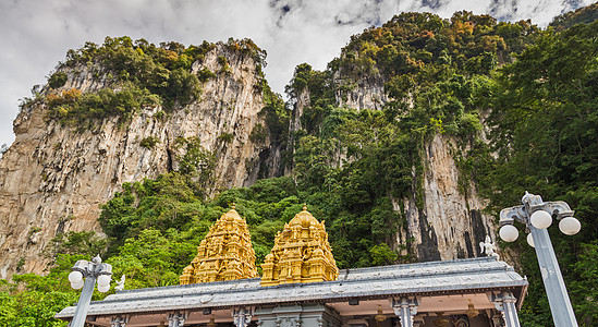 吉隆坡巴图洞穴印度寺庙的金屋顶建筑学宗教热带森林洞穴地标女神神社数字雕像图片