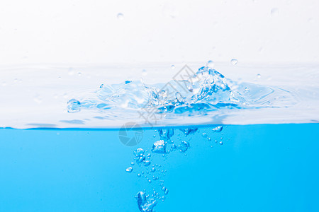 水面上的水滴蓝色水泡反射海浪圆圈雨滴宏观运动波纹环境白色气泡图片
