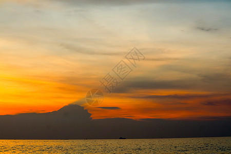 热带红橙色天空软云中模糊的日落云戏剧性海岸假期天堂日落海洋场景金子火焰海浪图片