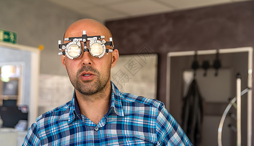 由诊所的验美师作为病人的年轻人进行视力计量医院检查诊断办公室测量保健眼睛技术隐形眼镜眼镜图片