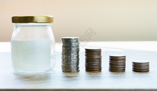 将硬币装在玻璃瓶里 用纸做纸推杆利润金融生长信用投资薪水基金货币支付图片