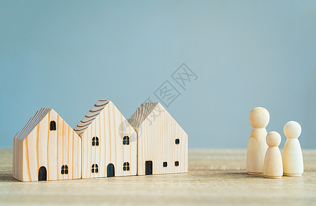 货币储蓄概念 木制房屋模式 家庭木制d图片