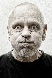 一个可笑和疯狂的人的肖像皱纹老年眼睛先生微笑脸颊长老鬼脸胡须男人图片