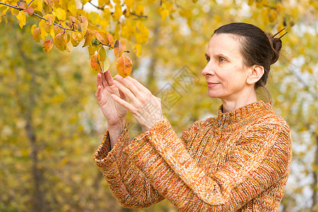 秋秋节请假的妇女黄色幸福喜悦季节女士叶子女性橙子快乐森林图片