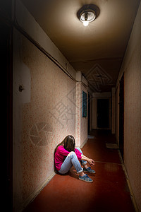 悲哀和绝望的女人坐在黑暗的走廊里孤独悲伤苦难情感沉思留恋寂寞女士愁云门厅图片