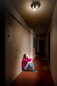 悲哀和绝望的女人坐在黑暗的走廊里苦难失败门厅孤独女士女孩焦虑沉思留恋情感图片