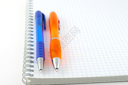 蓝色和橙色笔 并附有复印本笔记本写作活页夹文档软垫办公室螺旋笔记学校教育图片