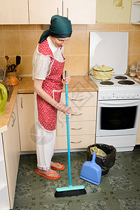 厨房里有洗手间的女人卫生地面家庭厨具女佣垃圾桶打扫扫帚家务服务图片