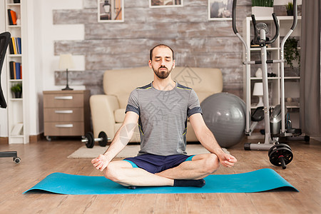 男人在瑜伽垫上练习守神男性姿势技术成人运动瑜伽地面刚度沉思精神图片