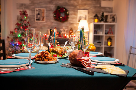 传统节庆晚宴在桌上环境盘子迷迭香假期蔬菜蜡烛烤箱庆典桌子家庭图片