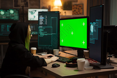 用绿色屏幕在计算机上打入女性网络犯罪字攻击安全数据骇客隐私软件千斤顶技术间谍防火墙图片