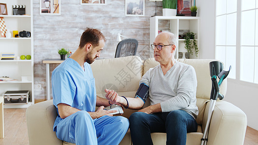 衡量男性养恤金领取者血压的男护士心血管访问考试高血压病人房子医生女士老年压力图片