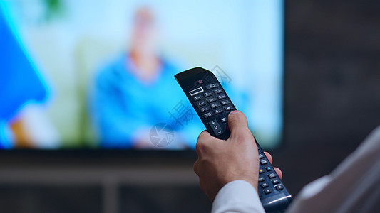 使用 tv 遥控器对商务人士的后视图渠道啤酒食品娱乐遥控交换人士客厅电视套装图片