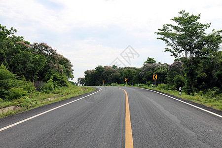 泰国左侧的道路 街道 大道车行道 乡村道路和曲线交通标志森林公园国家天空赛道运动风景运输旅行太阳图片