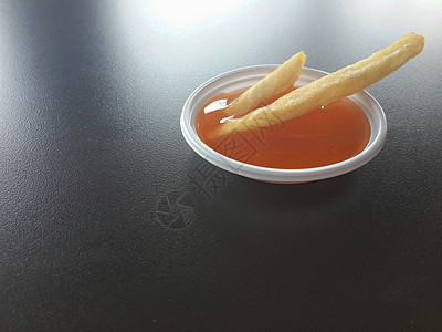 薯条 辣椒酱杯中的薯条午餐芯片篮子美食服务桌子挫败饮食小吃橙子图片