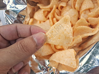 虾米饼干零食 草纸和手指 面包里的饼干脆海绵图片