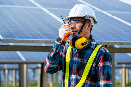 日常运行中核对太阳能电池板工程师检查光伏电气商业太阳能板环境车站安全利润活力生态图片