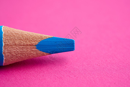 粉红色背景上的锋利蓝铅笔图片