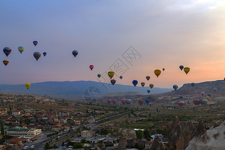 土耳其卡帕多西亚上空热气球自由篮子飞机条纹红色闲暇天空娱乐冒险空气图片