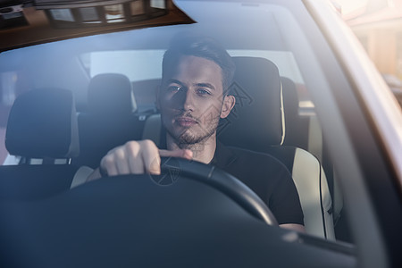 一个英俊帅哥开车的肖像商业销售安全驾驶保险运输座位窗户车辆司机图片