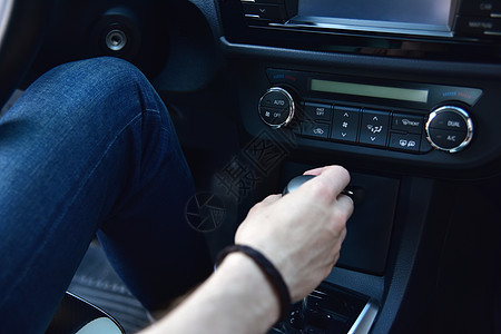 手持在汽车中自动传输黑色按钮空气屏幕技术温度安慰车辆速度控制图片