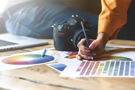 室内设计师团队合作与办公桌上的房屋建筑计划的特写 建筑师使用多种调色板为设计选择最佳颜色图片