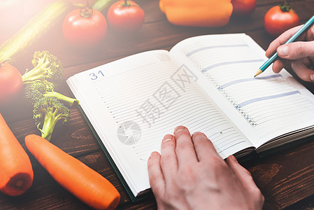 用纸巾和笔的饮食概念 围绕着许多健康的新鲜蔬菜 笑声食品减肥盘子笔记沙拉护理桌子皮肤草本植物萝卜图片