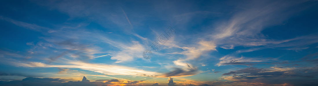 夕阳的天空 云景观 戏剧性的日落和日出的天空图片