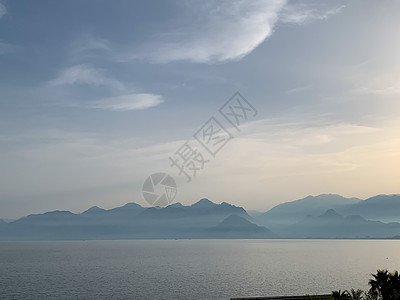 地中海上空有云蓝的天空 带山影环绕图片