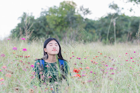 妇女纯净的自然呼吸着氧气 身穿花草的肖像女人太阳女孩女士自由成人训练身体锻炼冥想女性图片