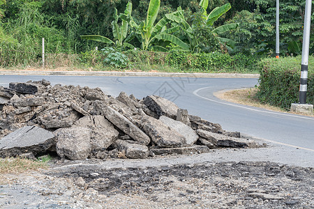 街道上的石灰表面由于修补不良而被拆除裂缝地震鹅卵石侵蚀灾难岩石石头损害运输水泥图片