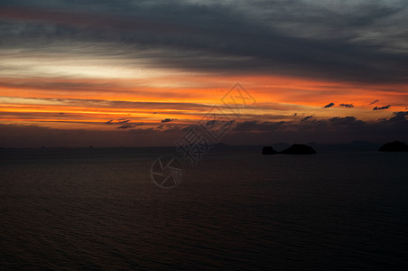 美丽的红日落 在海洋或海面上蓝色反射地平线假期海岸天空阳光天气海滩季节图片