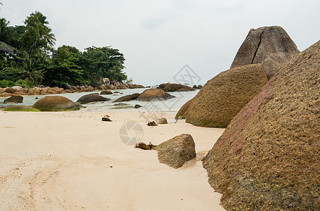 在泰国南部热带岛屿的云天上 海滩上有岩石 有岩石假期场景风景日落阳光海岸晴天海岸线海浪日出图片