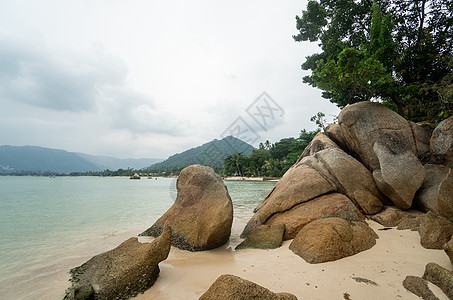 在泰国南部热带岛屿的云天上 海滩上有岩石 有岩石旅游风景蓝色海岸线旅行假期日出支撑全景海景图片