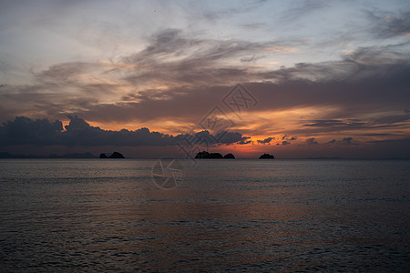 美丽的红日落 在海洋或海面上反射假期阳光地平线海滩海浪天空墙纸风景热带图片