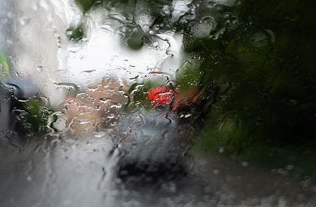 雨滴在挡风玻璃上 背景的夜晚城市灯光模糊不清摄影液体街道玻璃天气交通大灯运输窗户蓝色图片