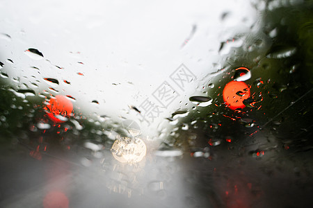 雨滴在挡风玻璃上 背景的夜晚城市灯光模糊不清下雨反射摄影天空蓝色天气街道玻璃车辆窗户图片