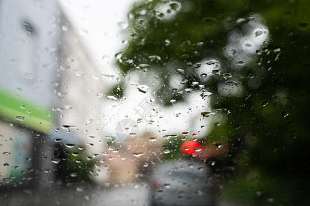 雨滴在挡风玻璃上 背景的夜晚城市灯光模糊不清蓝色旅行摄影天空窗户大灯街道玻璃驾驶运输图片