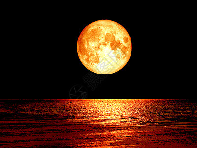 超级满月在海中和夜空的回荡图片