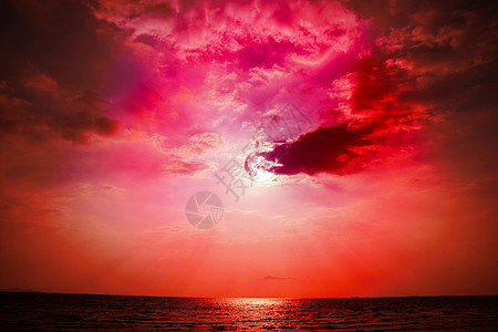海中地平线上的月光云层日落图片
