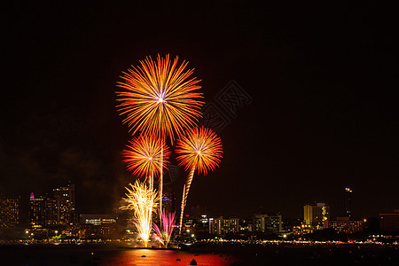 夜间城市观赏庆祝节日背景的烟花色彩多彩派对乐趣展示天空海滩纪念日喜悦焰火假期周年图片