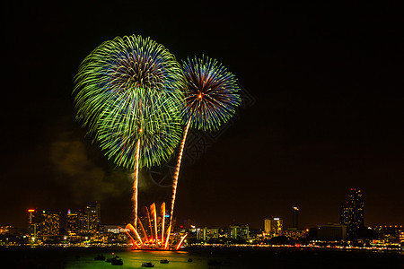 夜间城市观赏庆祝节日背景的烟花色彩多彩星星焰火喜悦派对庆典假期天空乐趣蓝色纪念日图片