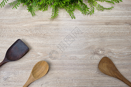 白木背景上的木勺木特纳烹饪餐具厨房商品投掷厨师乡村勺子木头餐厅图片